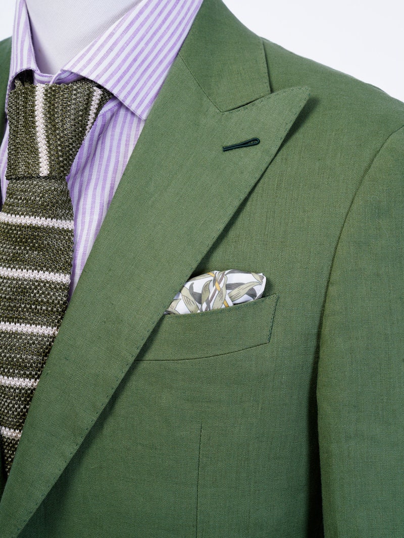 Olive green wedding suit. 2-piece green wedding suit. Single breasted suit with peak lapel.Double button pant waist with adjustment buckle. Olive green wedding groom and groomsmen suit.