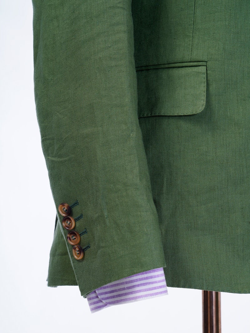 Olive green wedding suit. 2-piece green wedding suit. Single breasted suit with peak lapel.Double button pant waist with adjustment buckle. Olive green wedding groom and groomsmen suit.