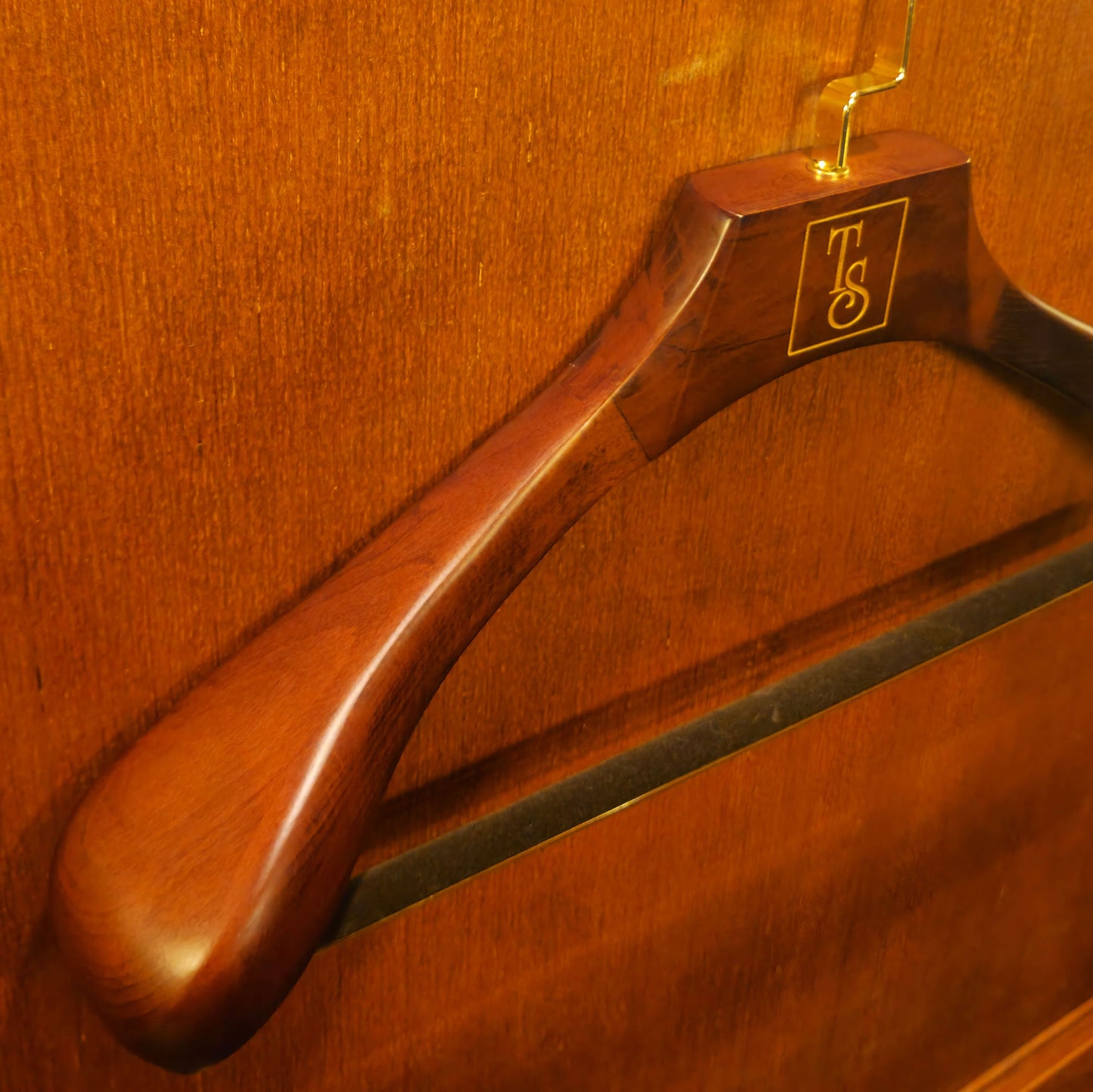 The Master Tailor Luxury Suit Hanger - Premium Wood & Velvet Bar